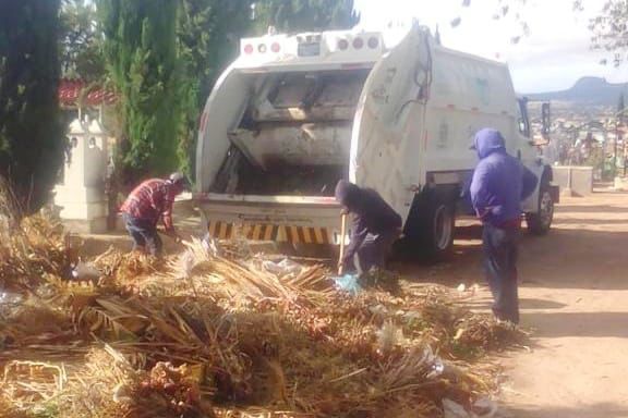 Ayuntamiento de Huamantla realiza mantenimiento en panteones de cara al Día de Muertos